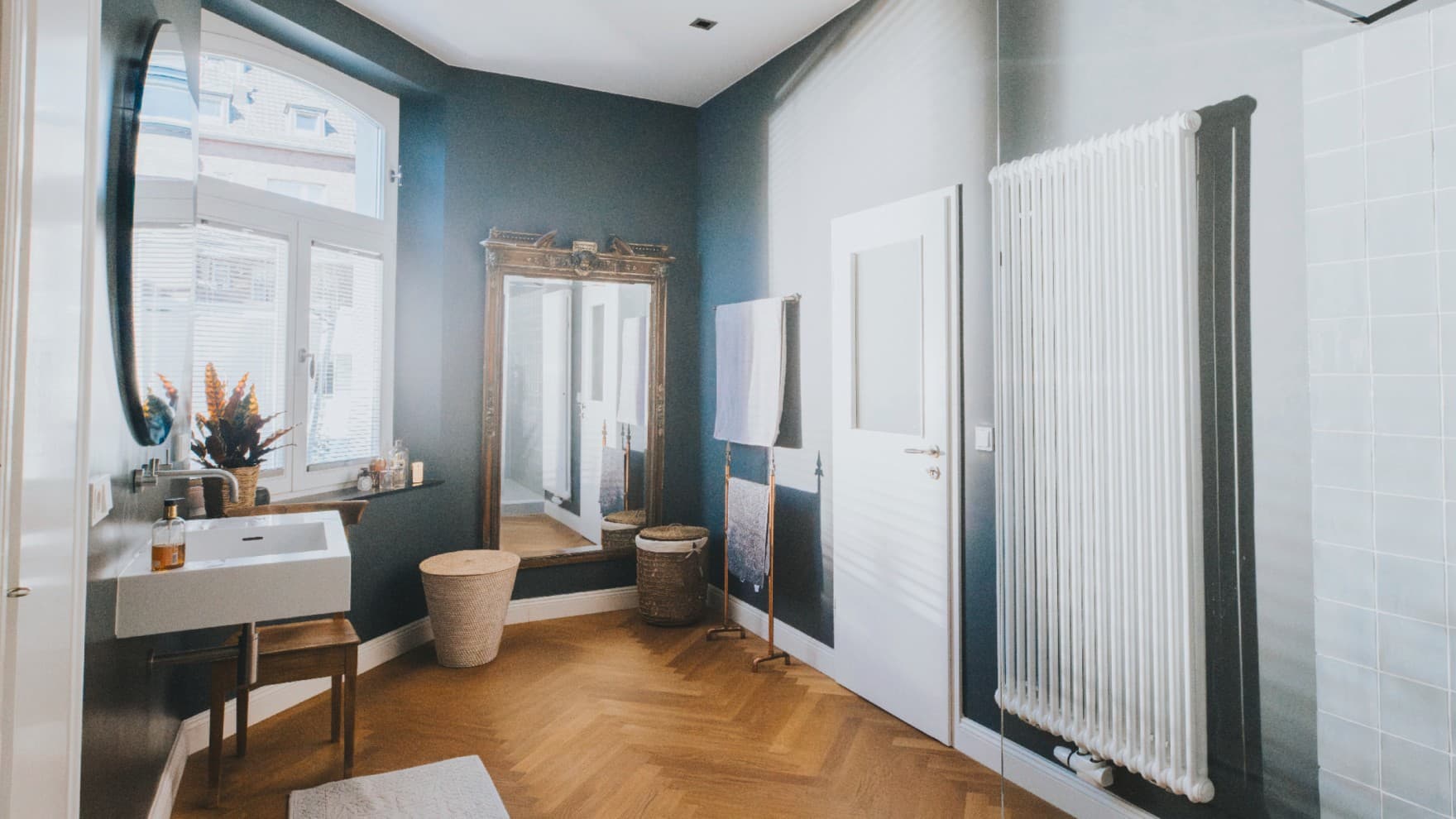 Salle de bain avec radiateur traditionnel