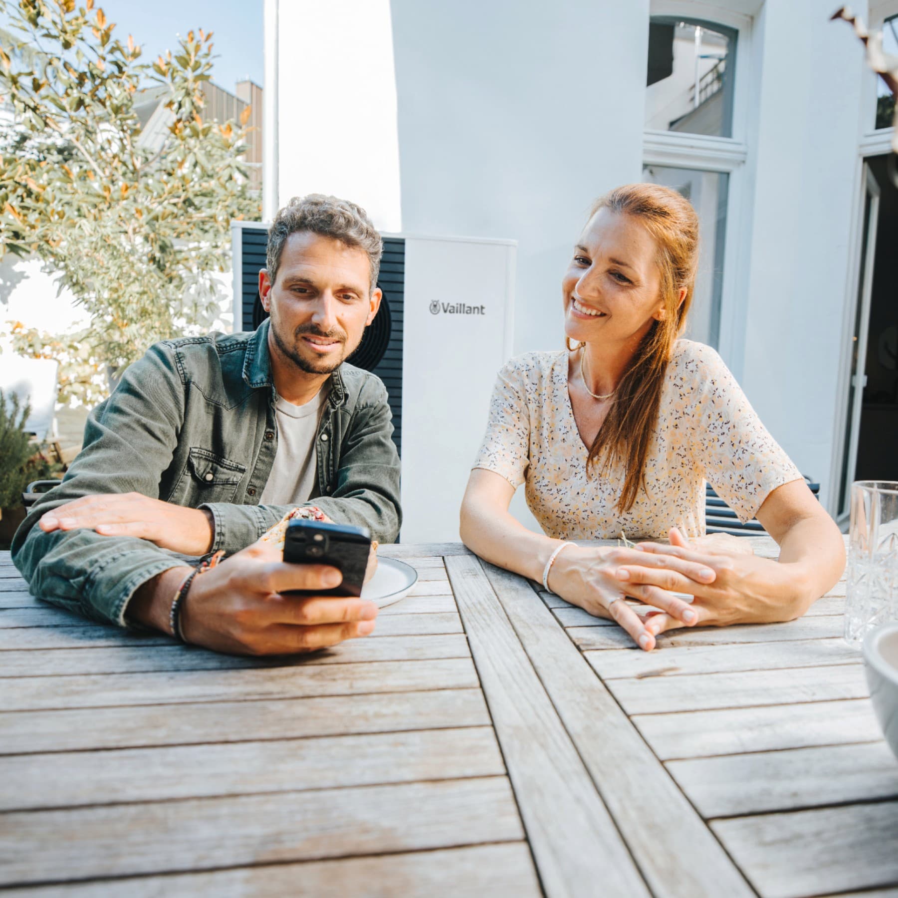 Couple enregistrant leur système de chauffage | Vaillant