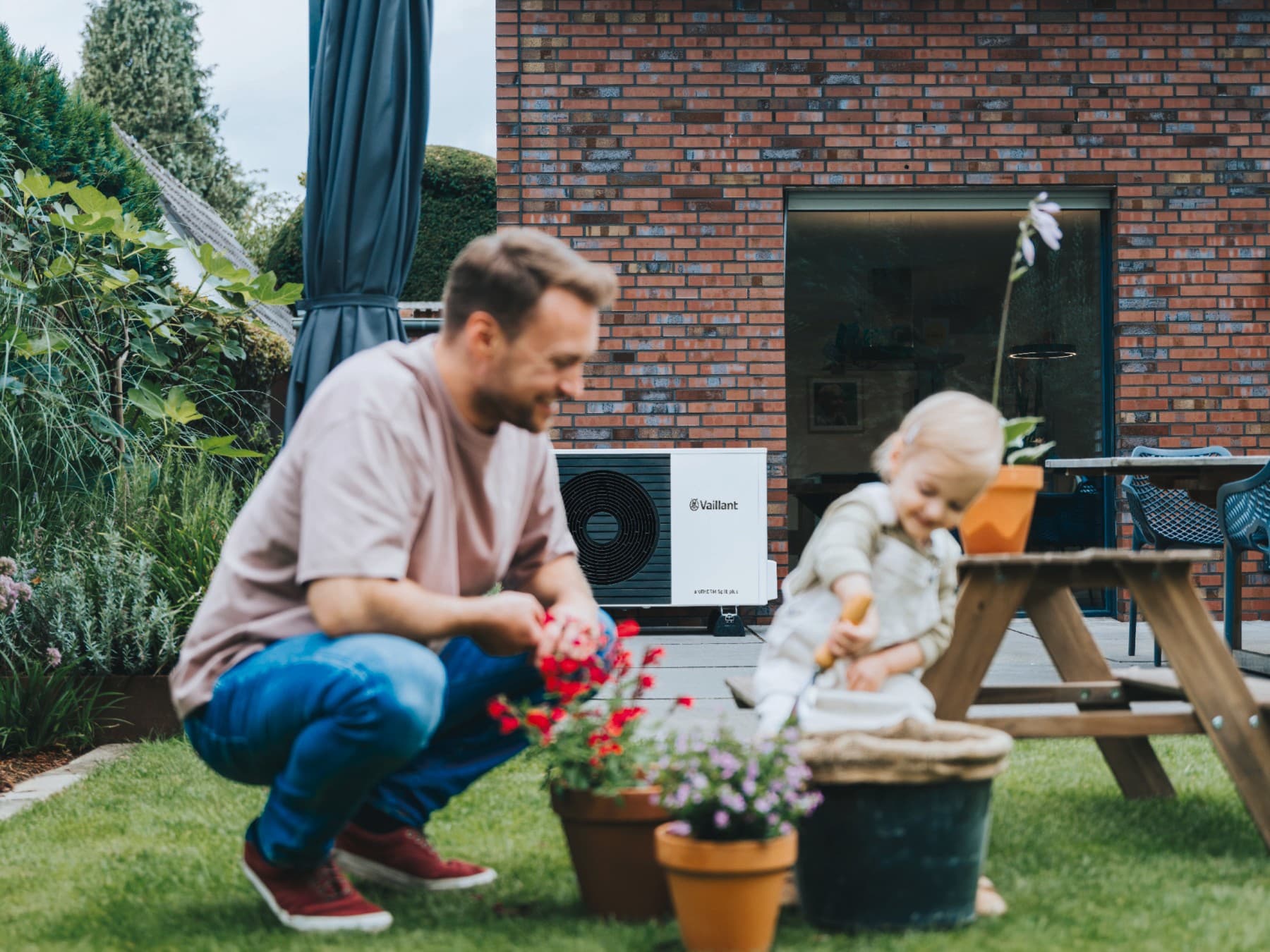 Un homme joue avec un enfant dans le jardin