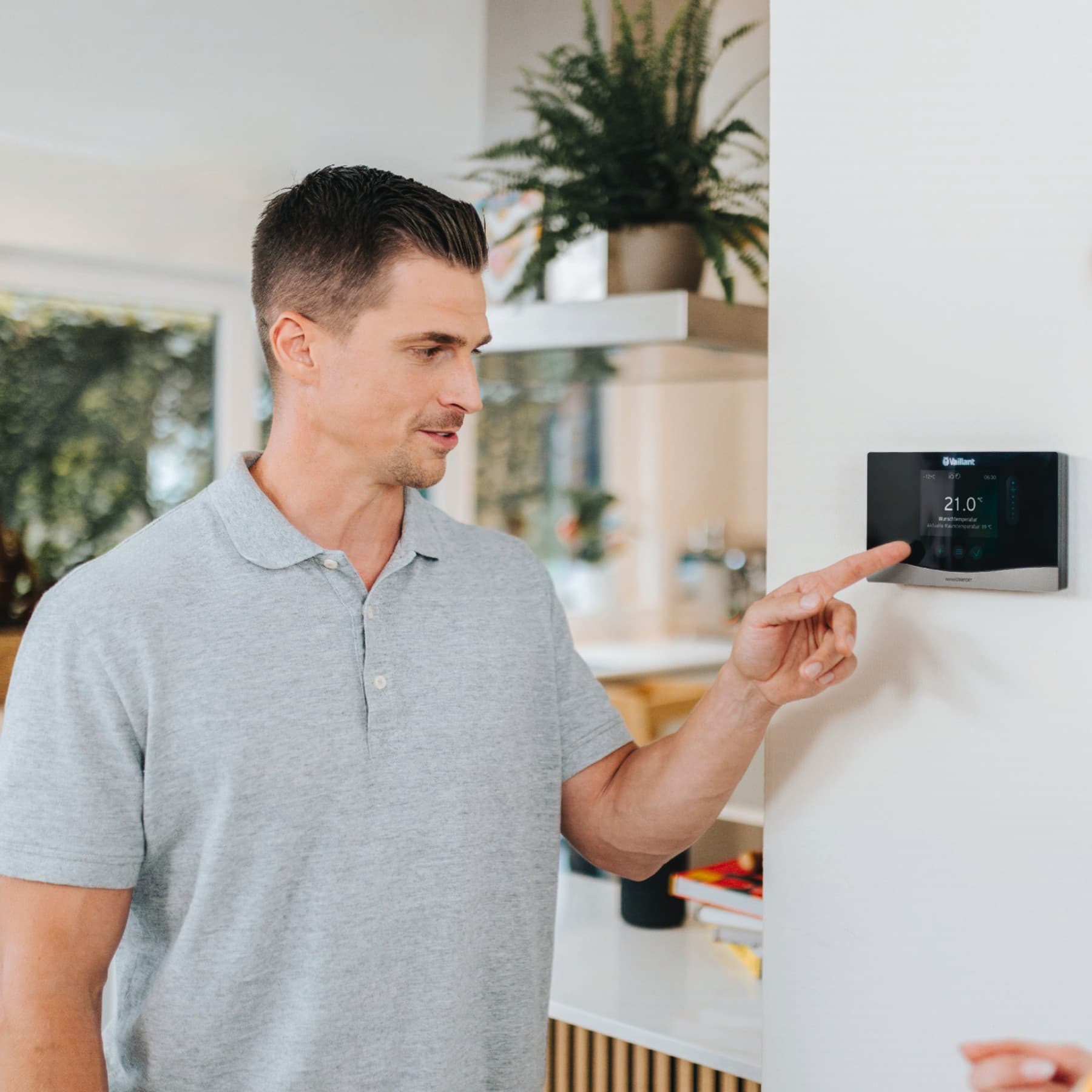 Installateur stelt thermostaat in