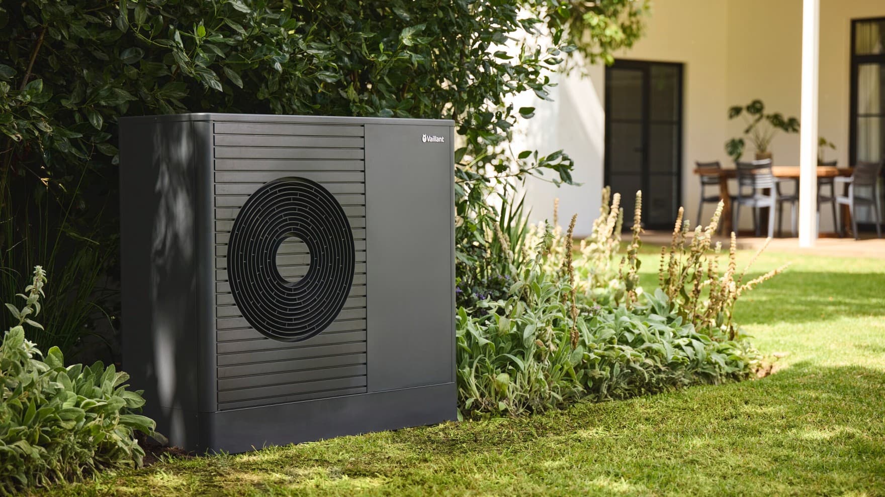 aroTHERM dans un jardin.