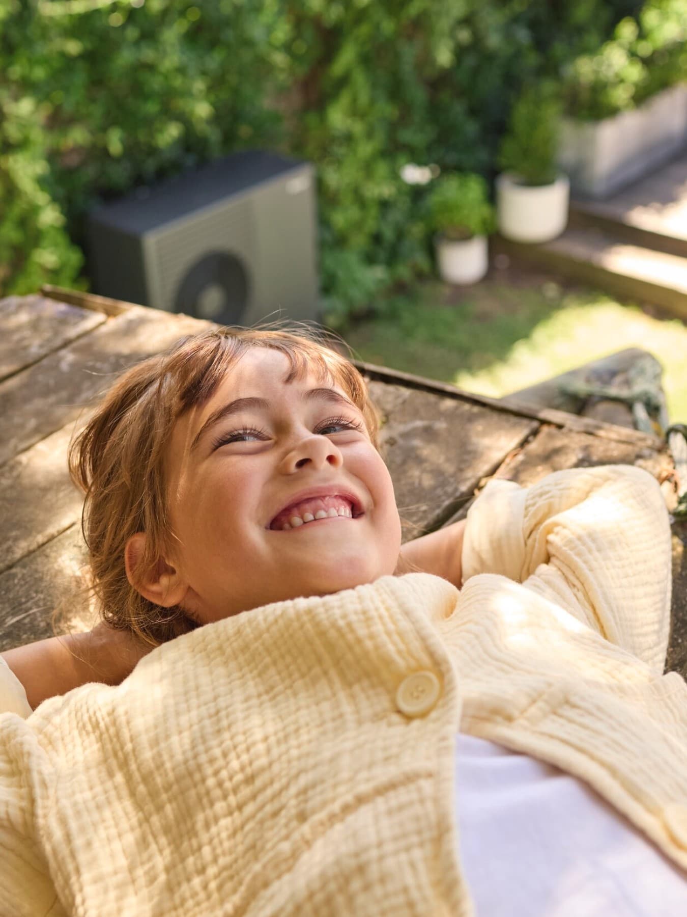 fille souriante. pompe à chaleur en arrière-plan