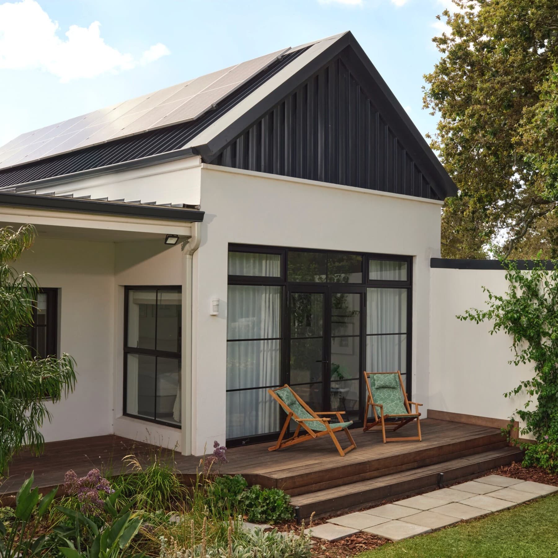 Maison avec panneaux solaires sur le toit.