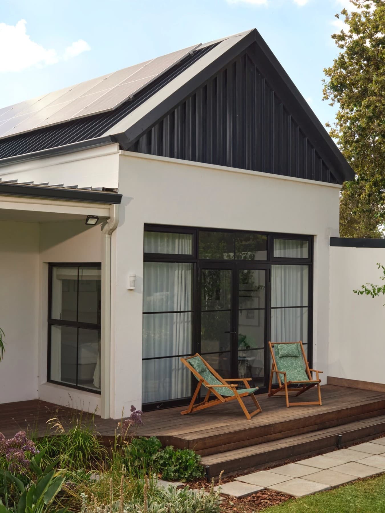 Maison avec panneaux solaires sur le toit.