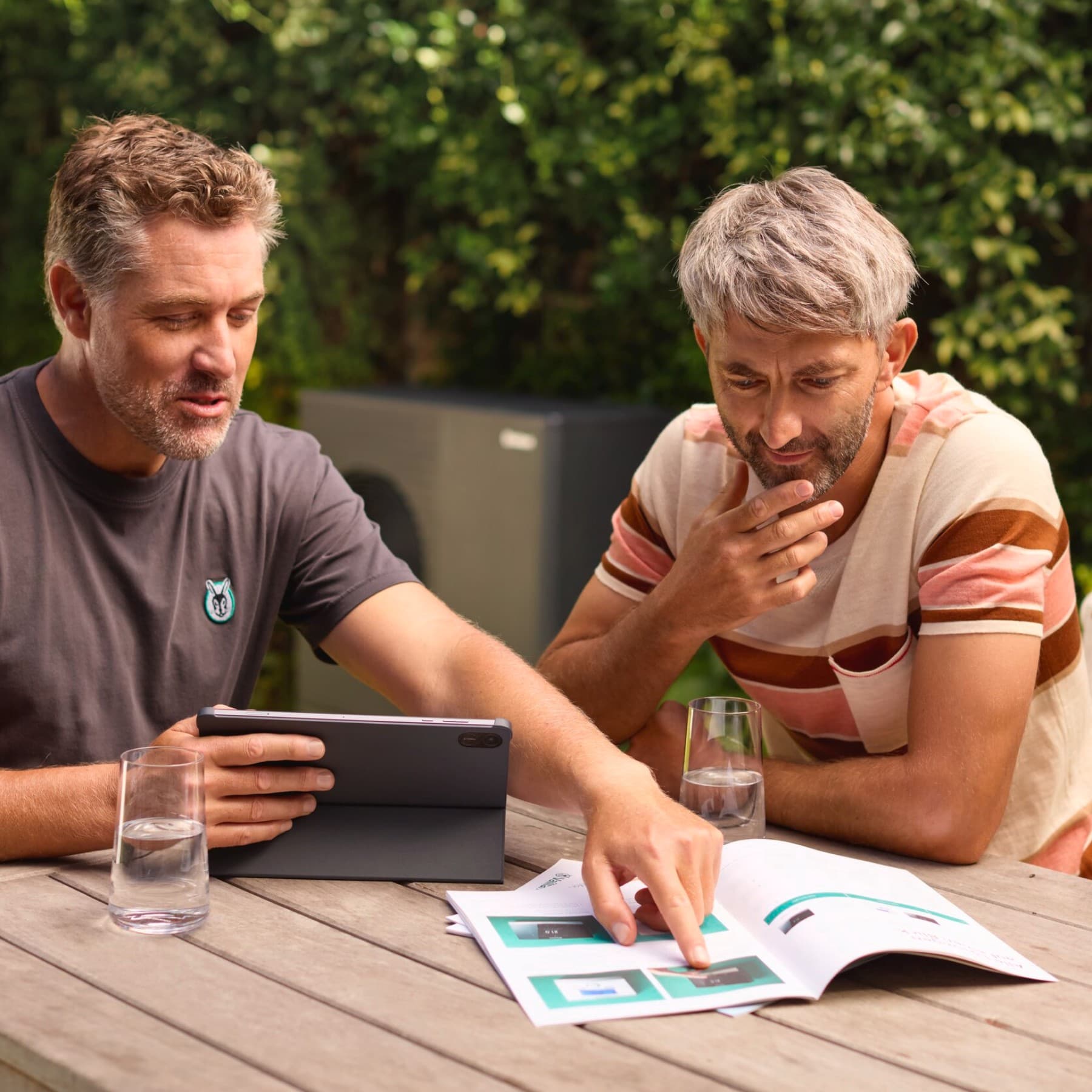 Installateur en klant in een consultatie
