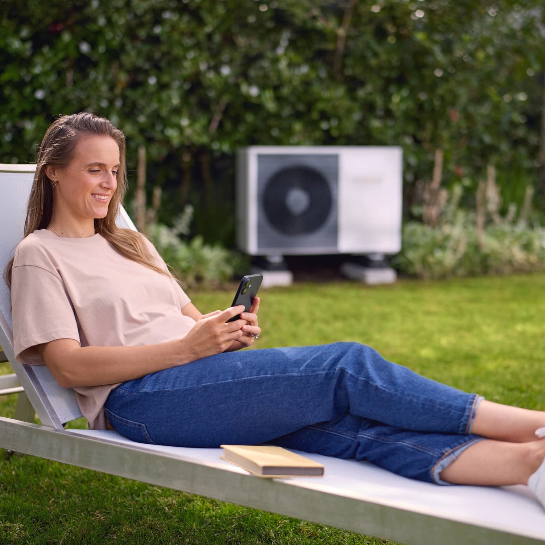 Femme assise sur une pompe à chaleur air-eau