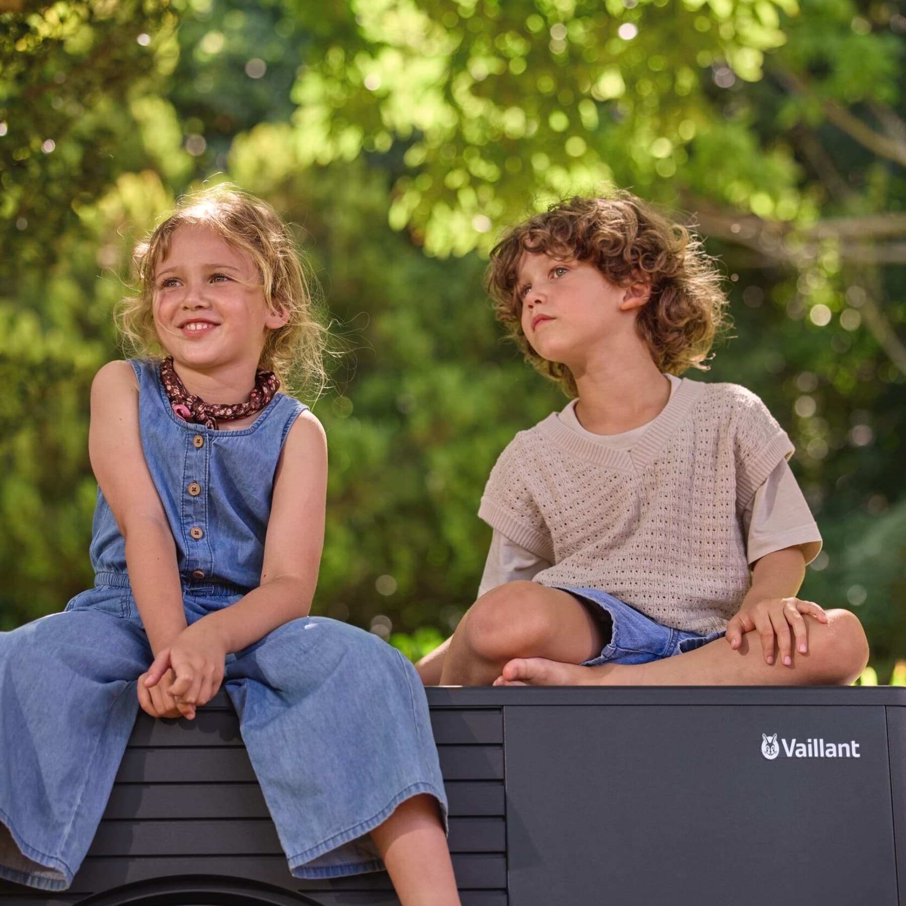Enfants sur une pompe à chaleur