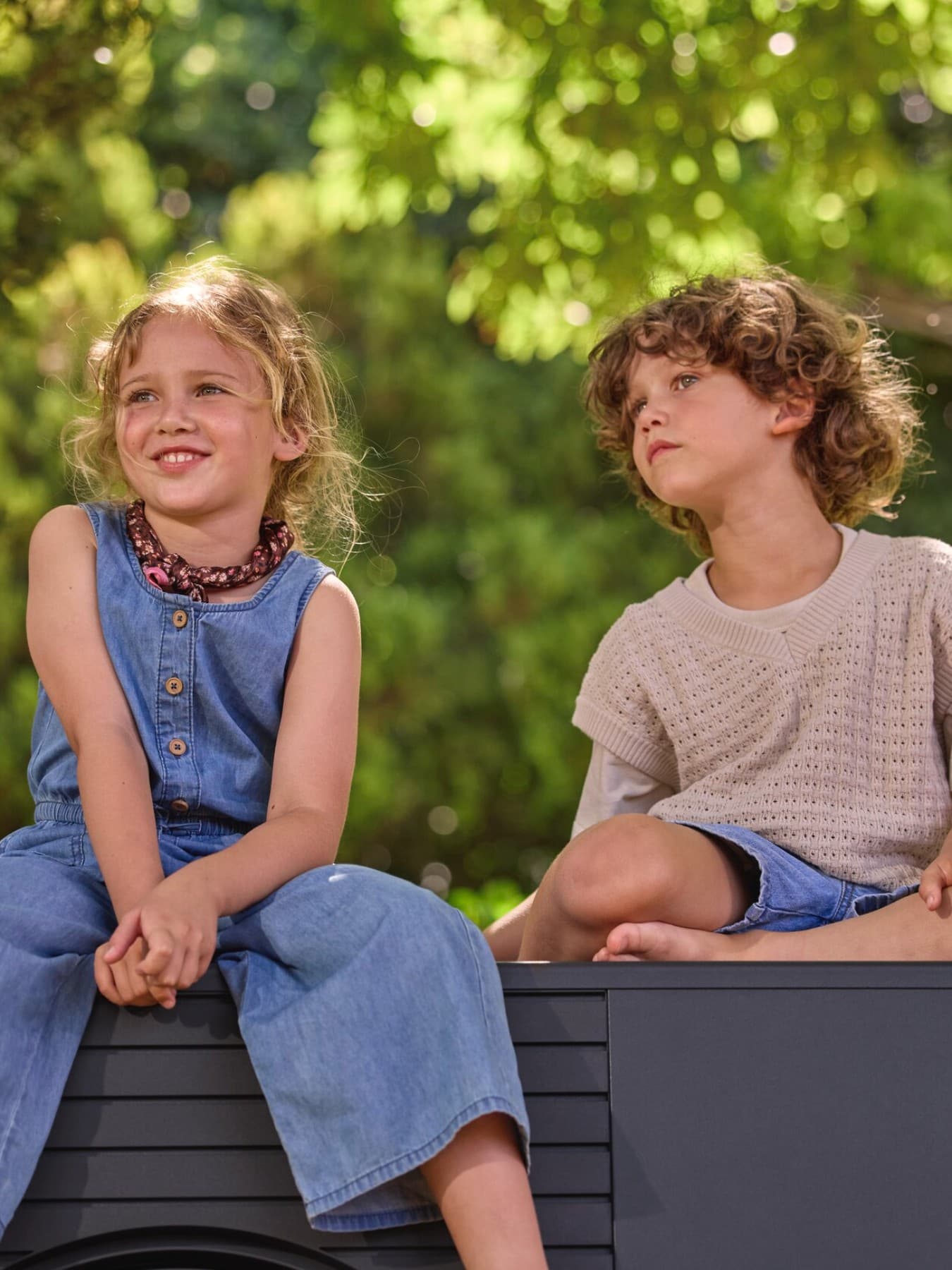 Enfants sur une pompe à chaleur