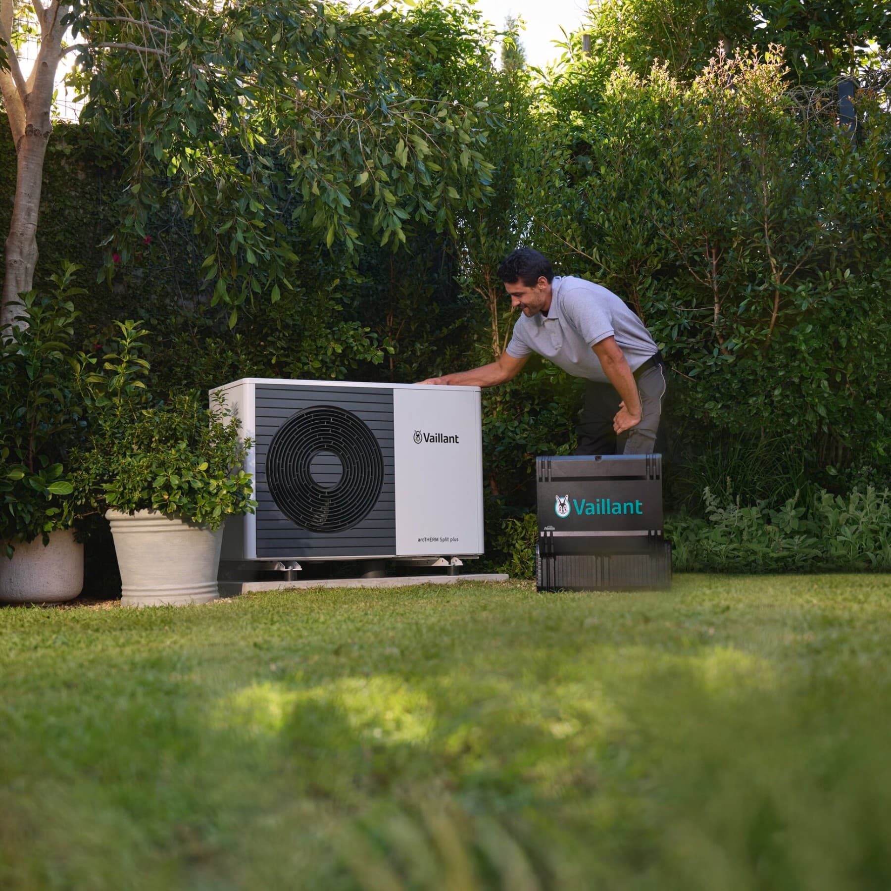 Installateur bekijkt buitenunit van warmtepomp