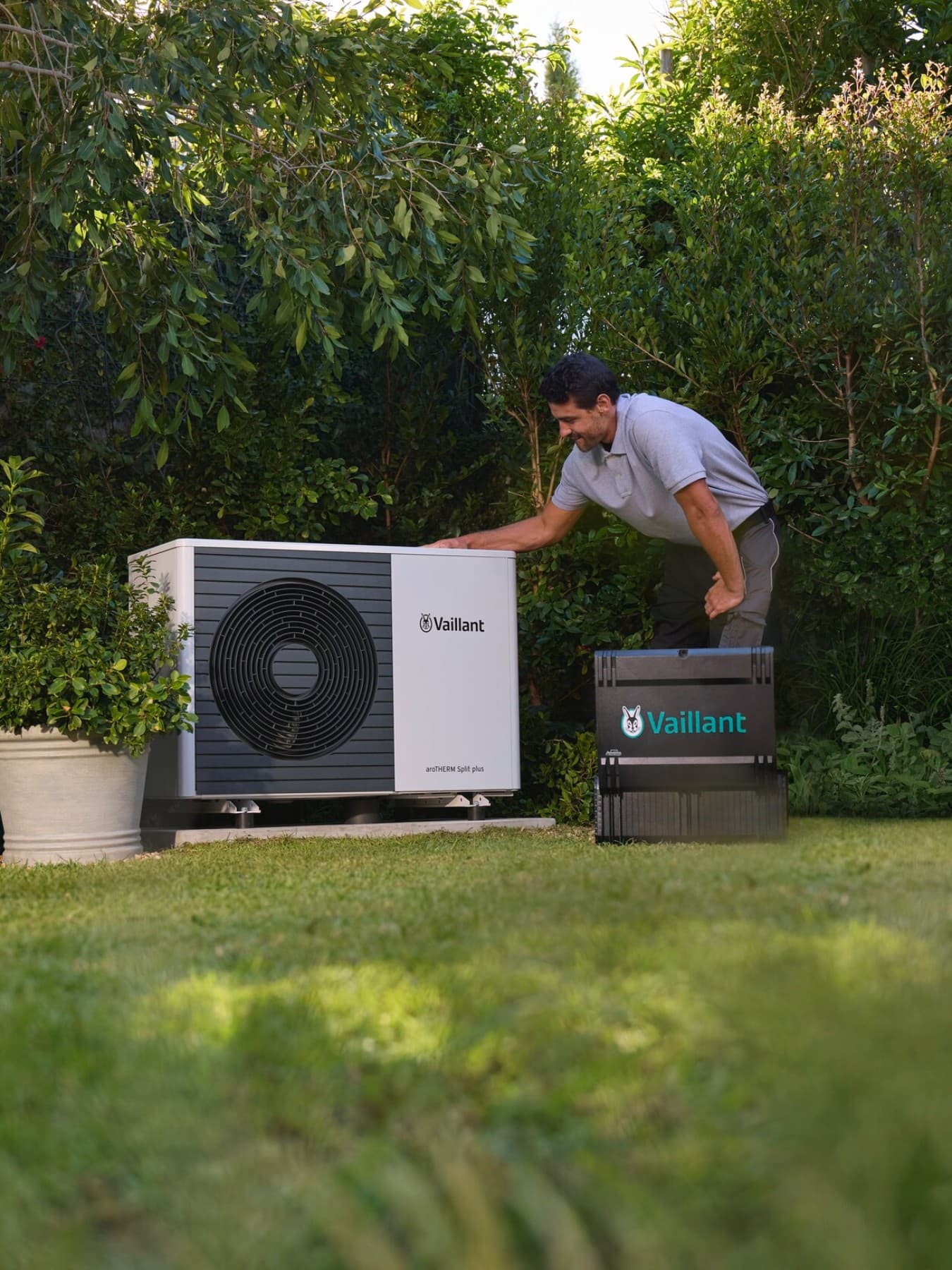 Installateur bekijkt buitenunit van warmtepomp