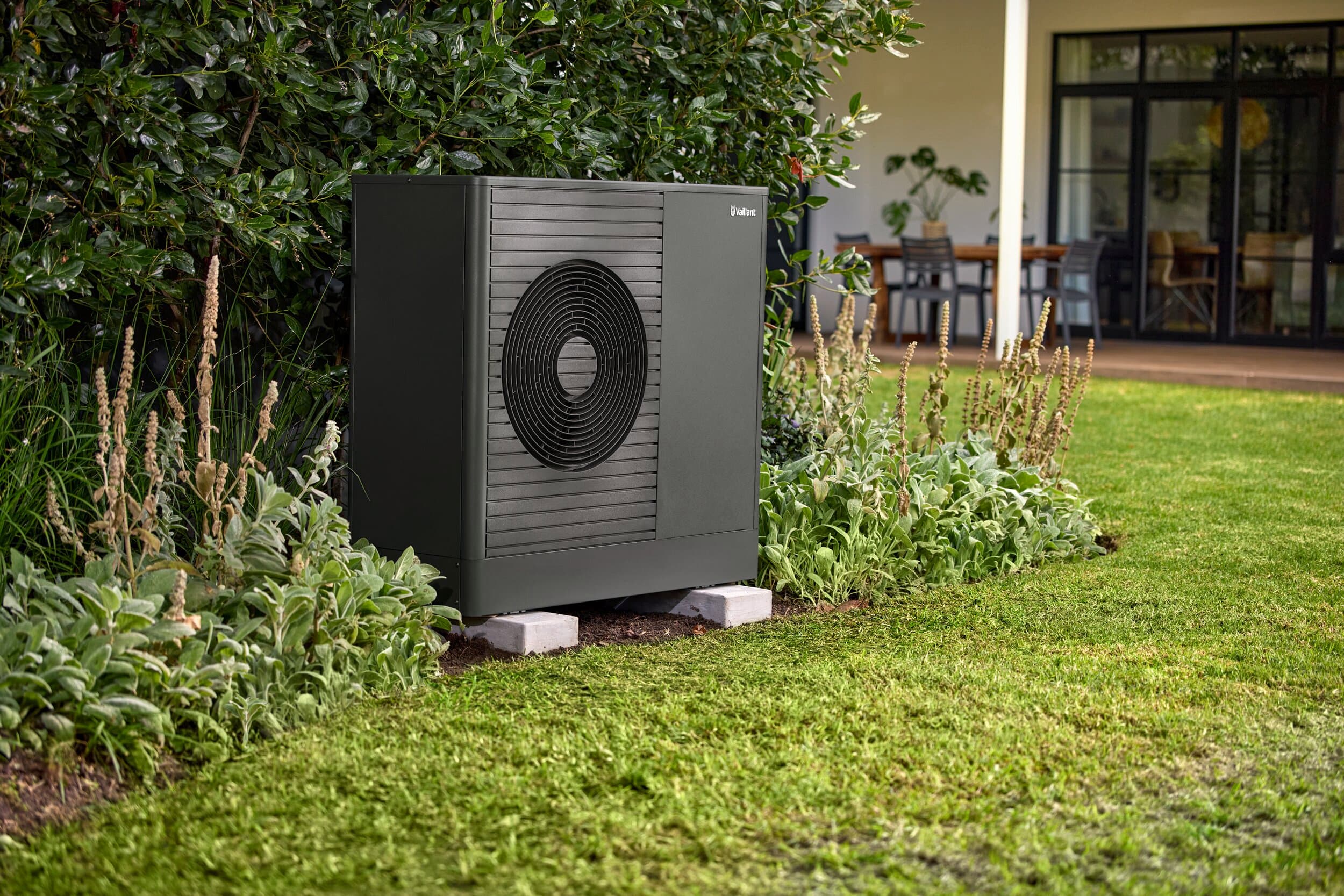 aroTHERM plus installé dans un jardin