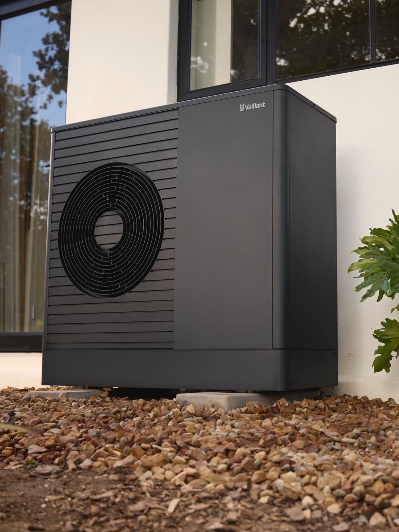 Pompe à chaleur Vaillant dans un jardin verdoyant.