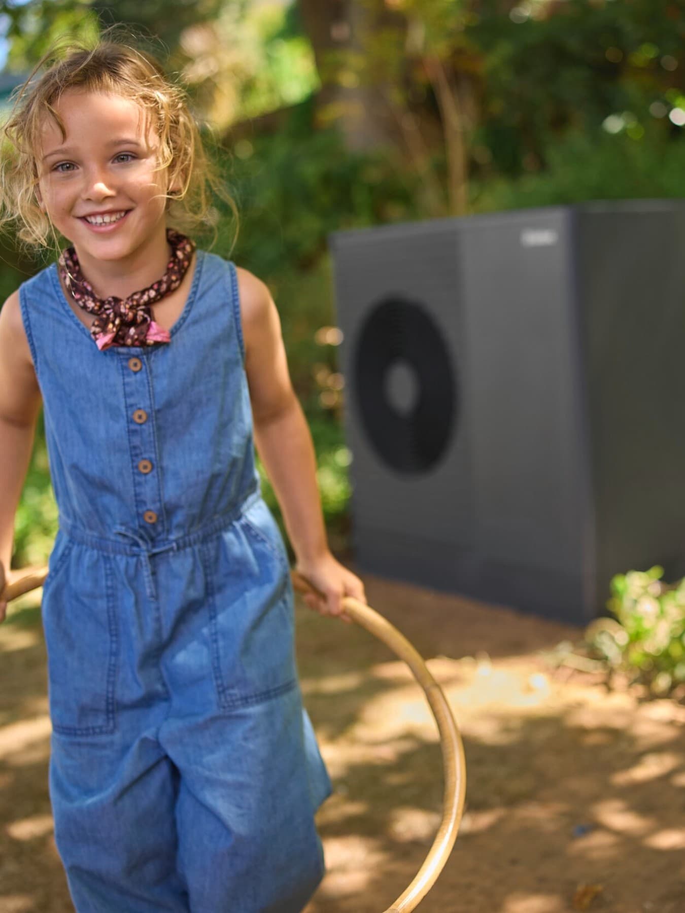 Een meisje speelt voor een Vaillant aroTHERM plus-warmtepomp