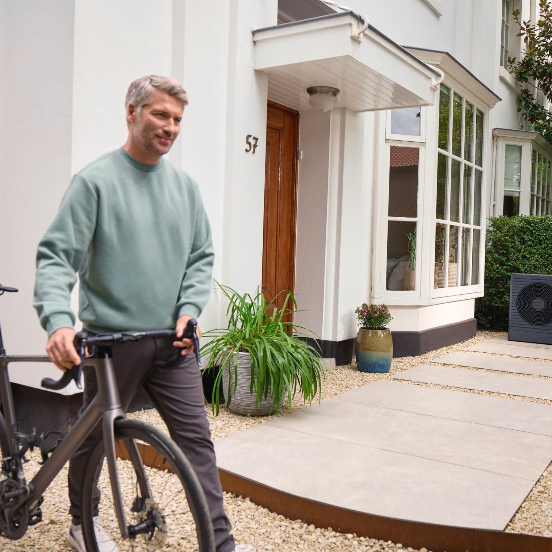 Homme avec un vélo