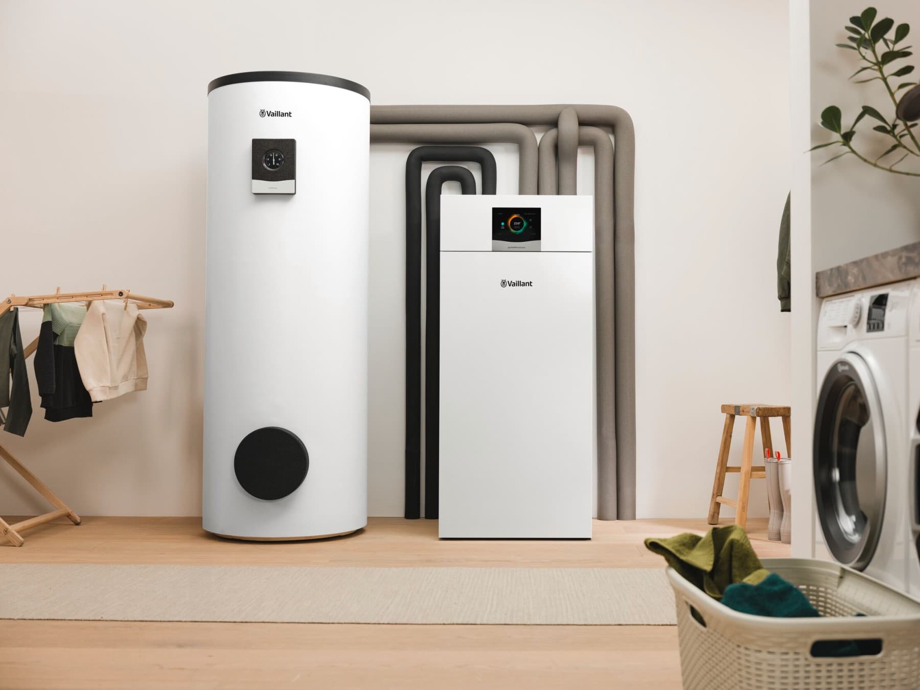 geoTHERM exclusive geothermische warmtepomp naast een Vaillant boiler in een washok.