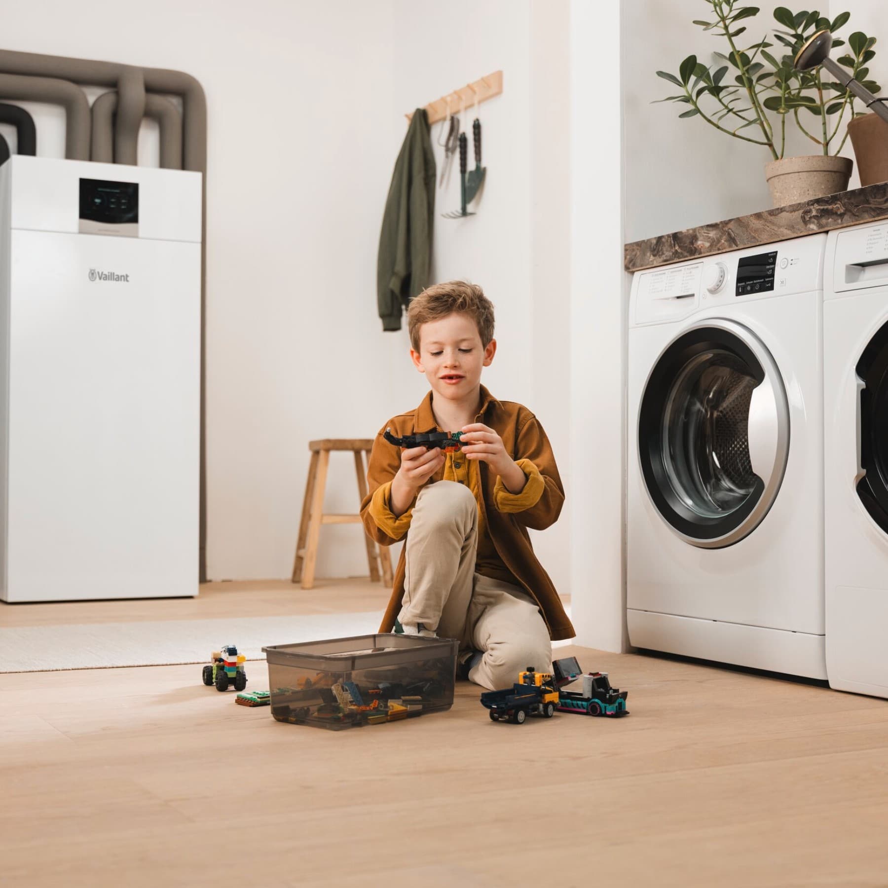 Enfant jouant devant une pompe à chaleur
