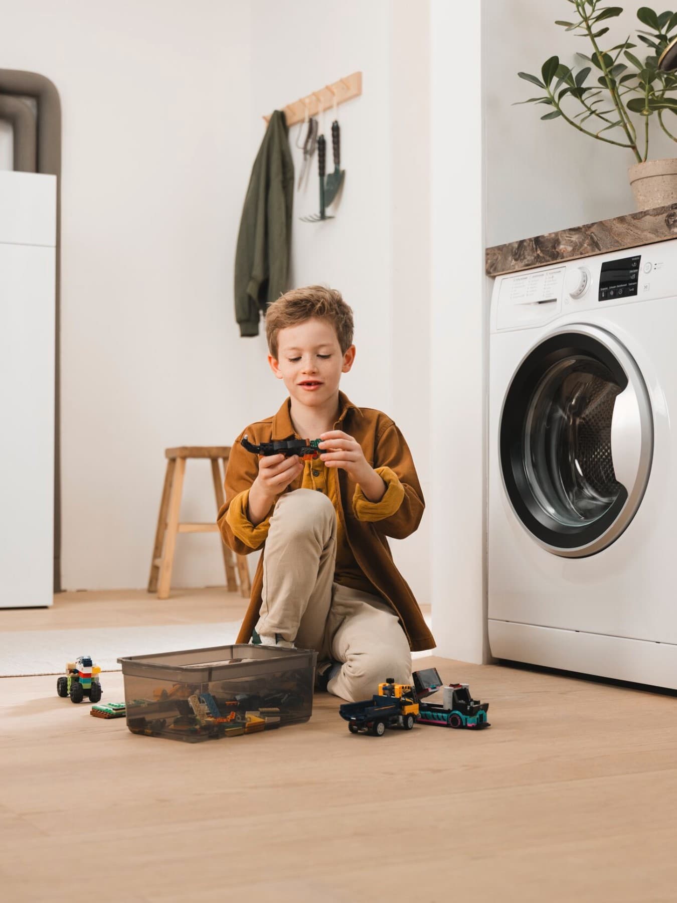 Enfant jouant devant une pompe à chaleur