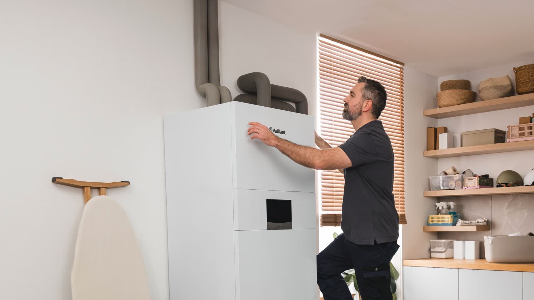 Installateur plaatst een geothermische warmtepomp