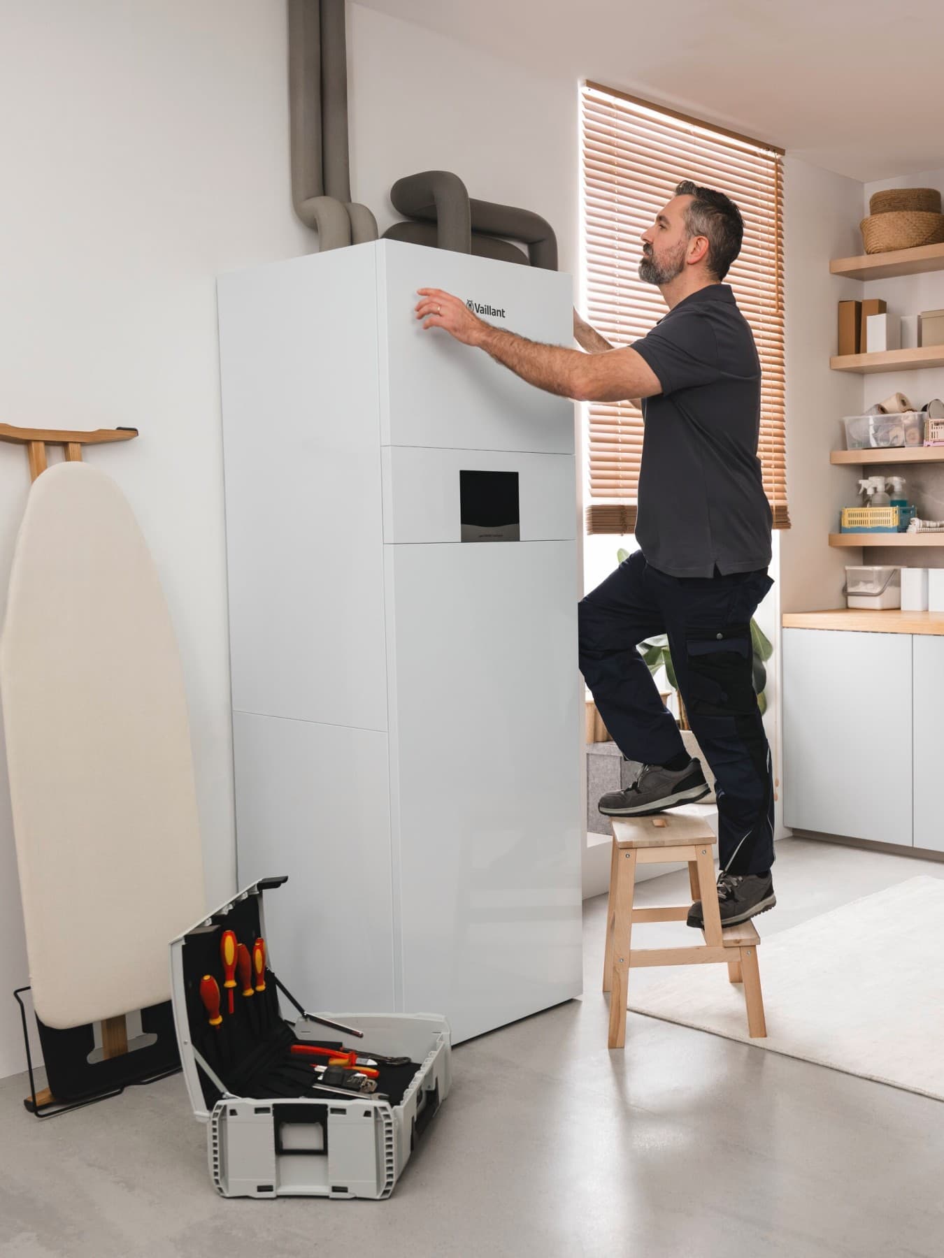 Installateur plaatst een geothermische warmtepomp