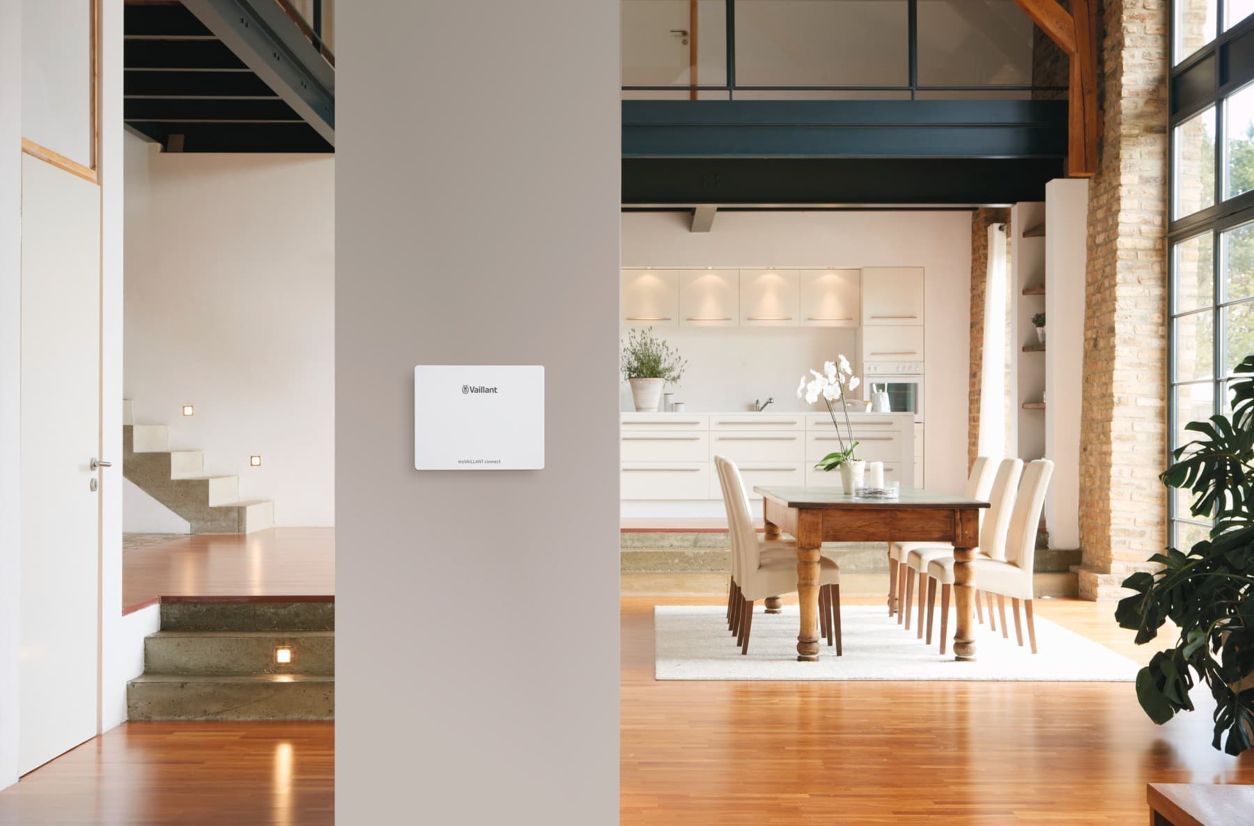 Unité de commande fixée au mur du salon