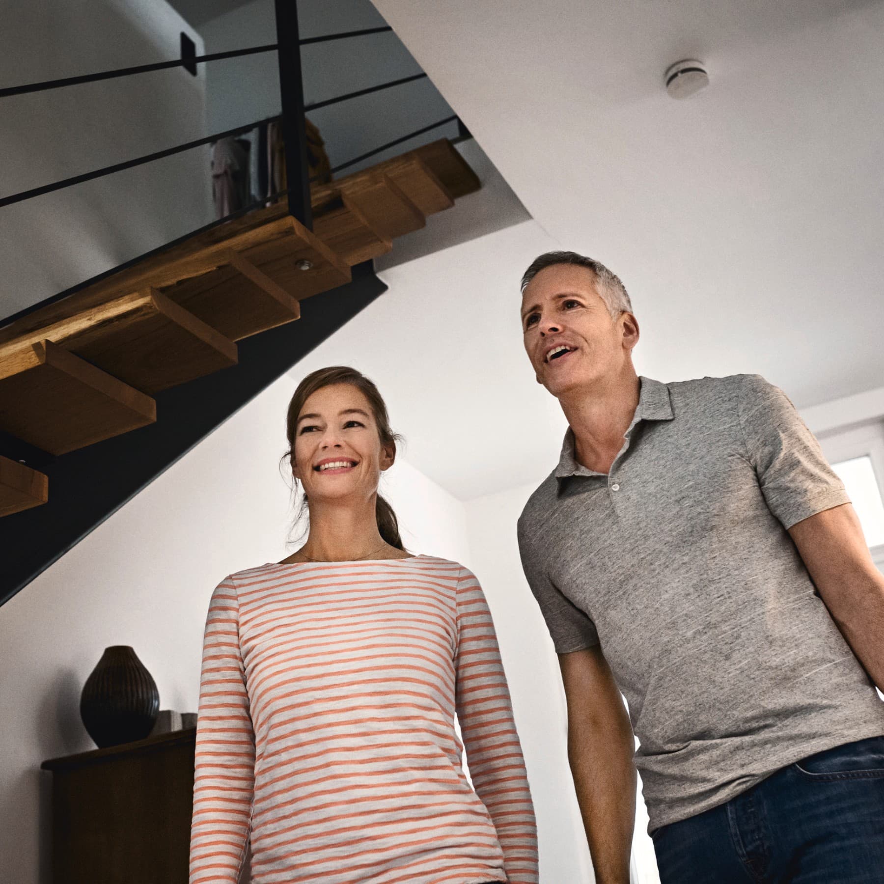 Un homme donne des conseils à une femme