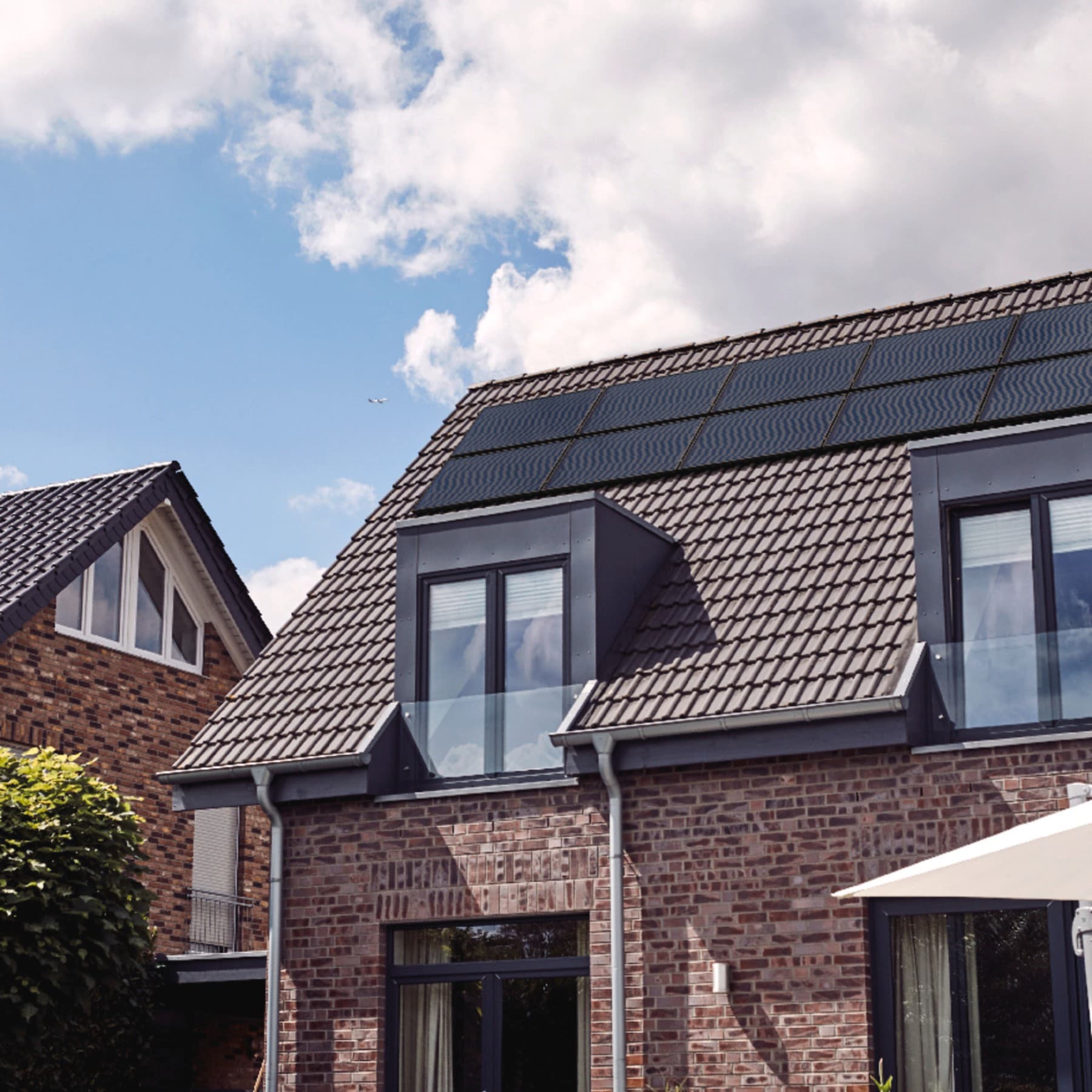 Maison avec panneaux photovoltaïques sur le toit