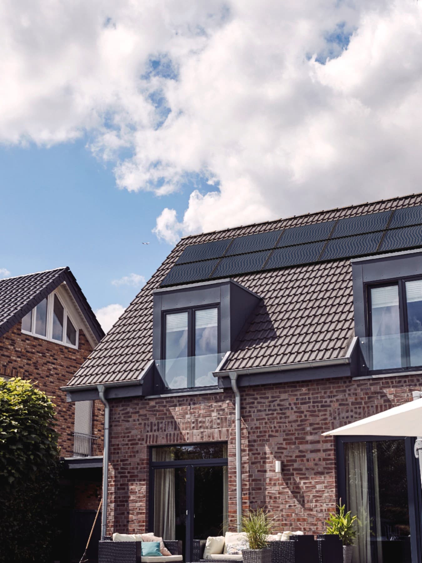 Maison avec panneaux photovoltaïques sur le toit