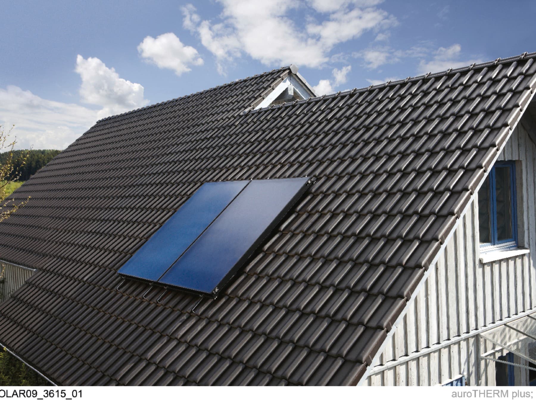 Toit avec des panneaux solaires