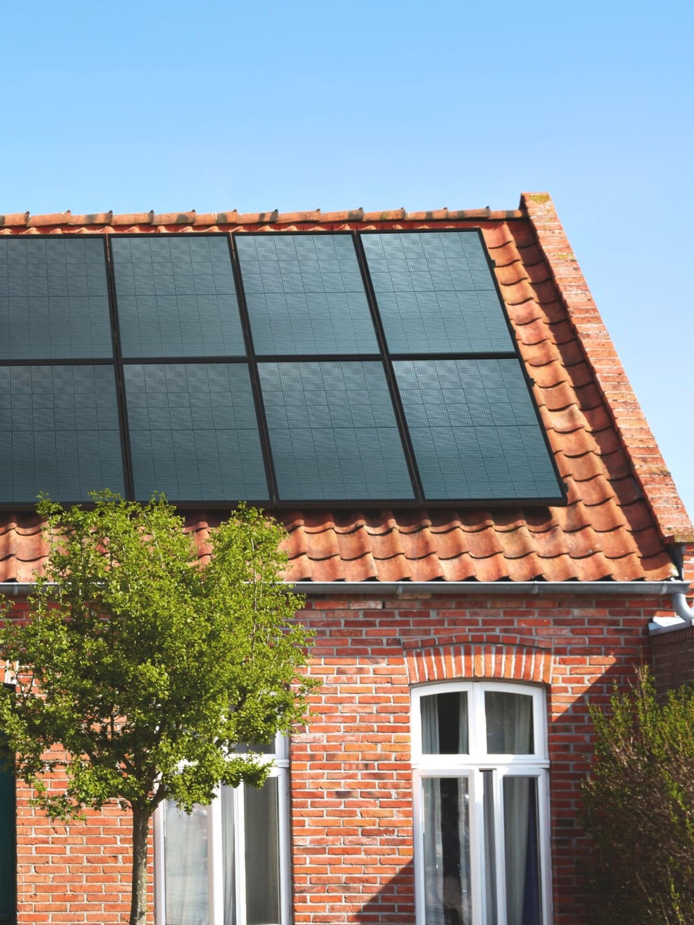 Zonnepanelen op een dak met rode dakpannen