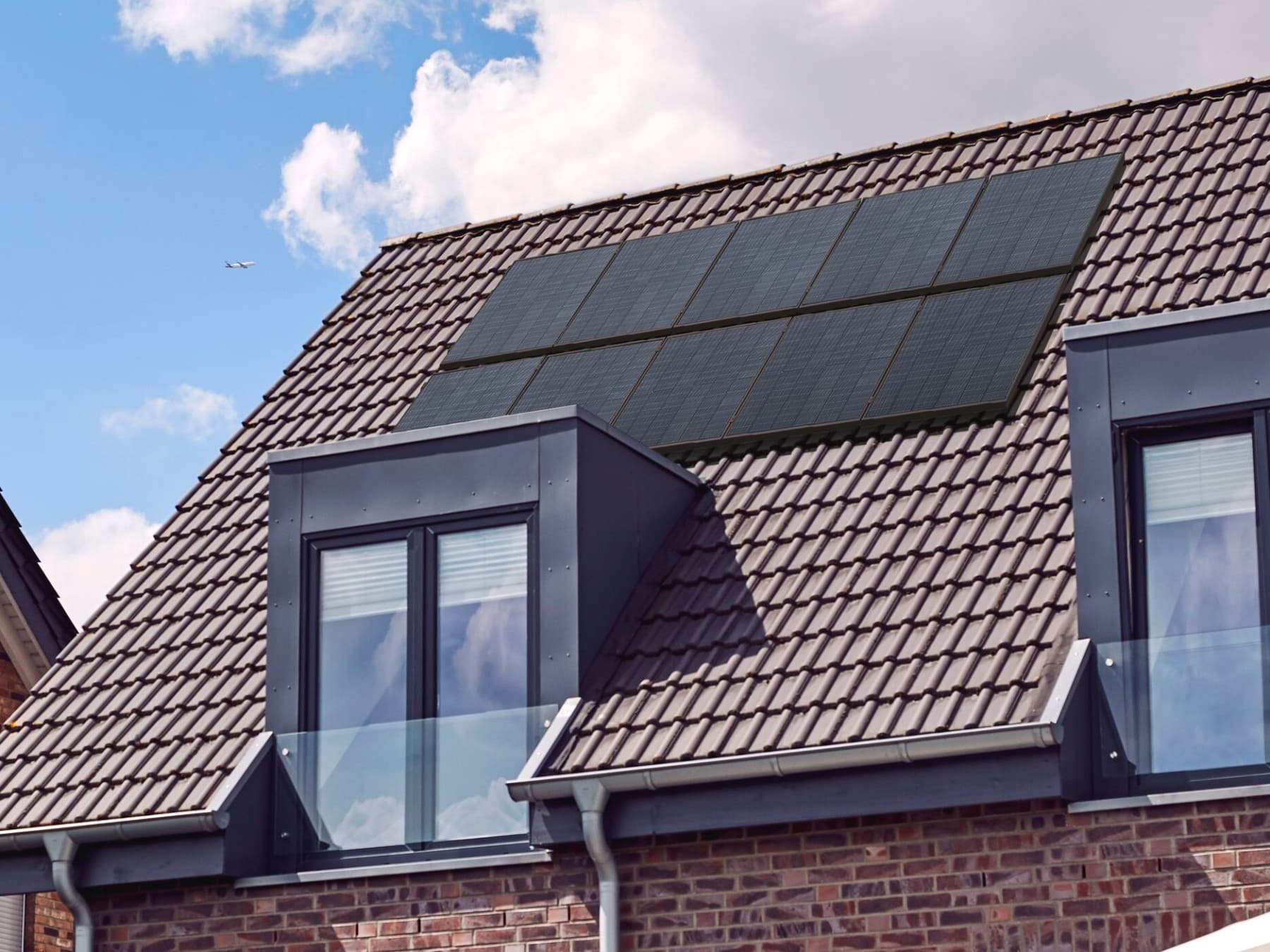 Maison avec panneaux solaires et fenêtres
