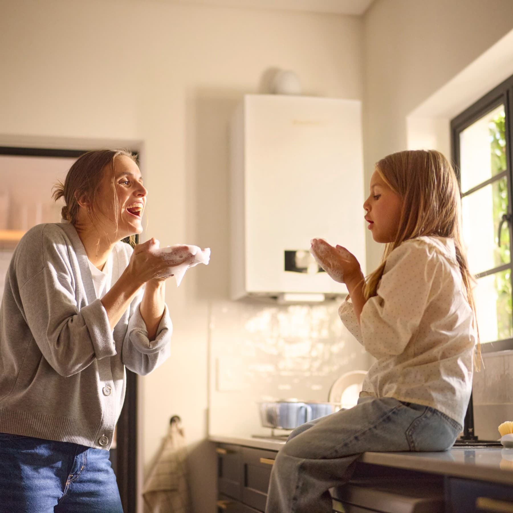 Une mère et sa fille jouent avec de la mousse de savon