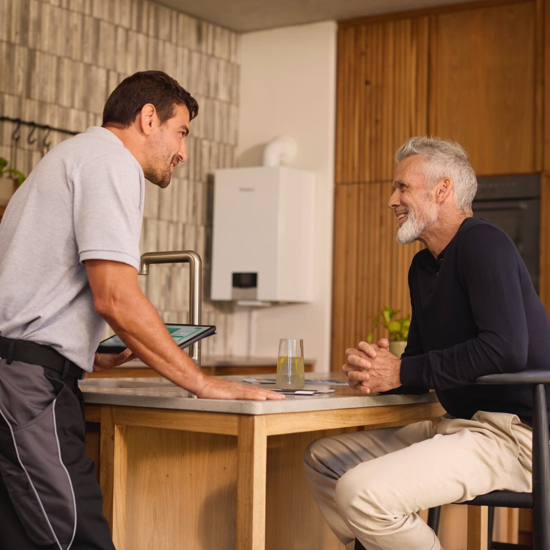 Technicien en conversation avec le client final dans la cuisine | Vaillant