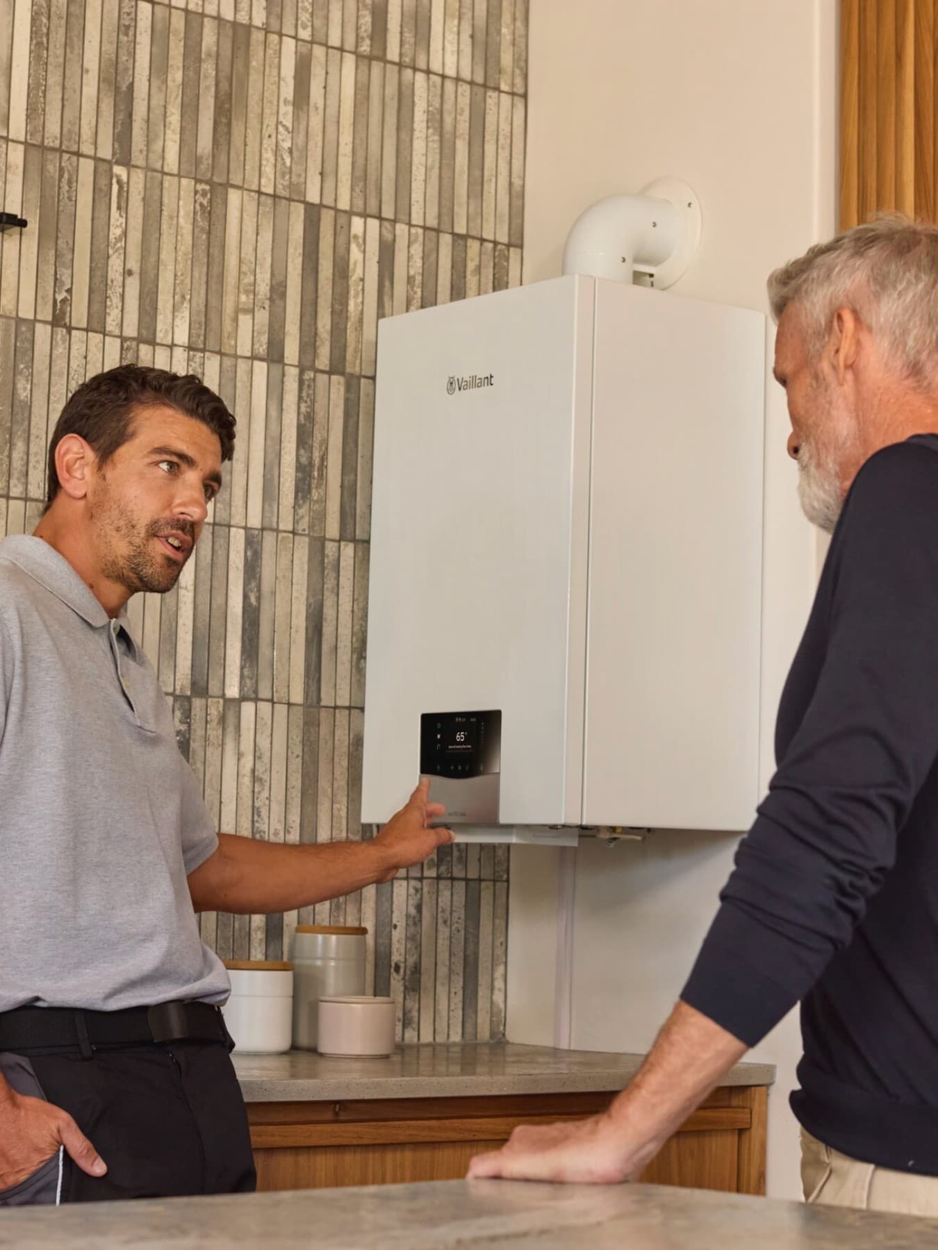 L’installateur explique la chaudière au client | Vaillant