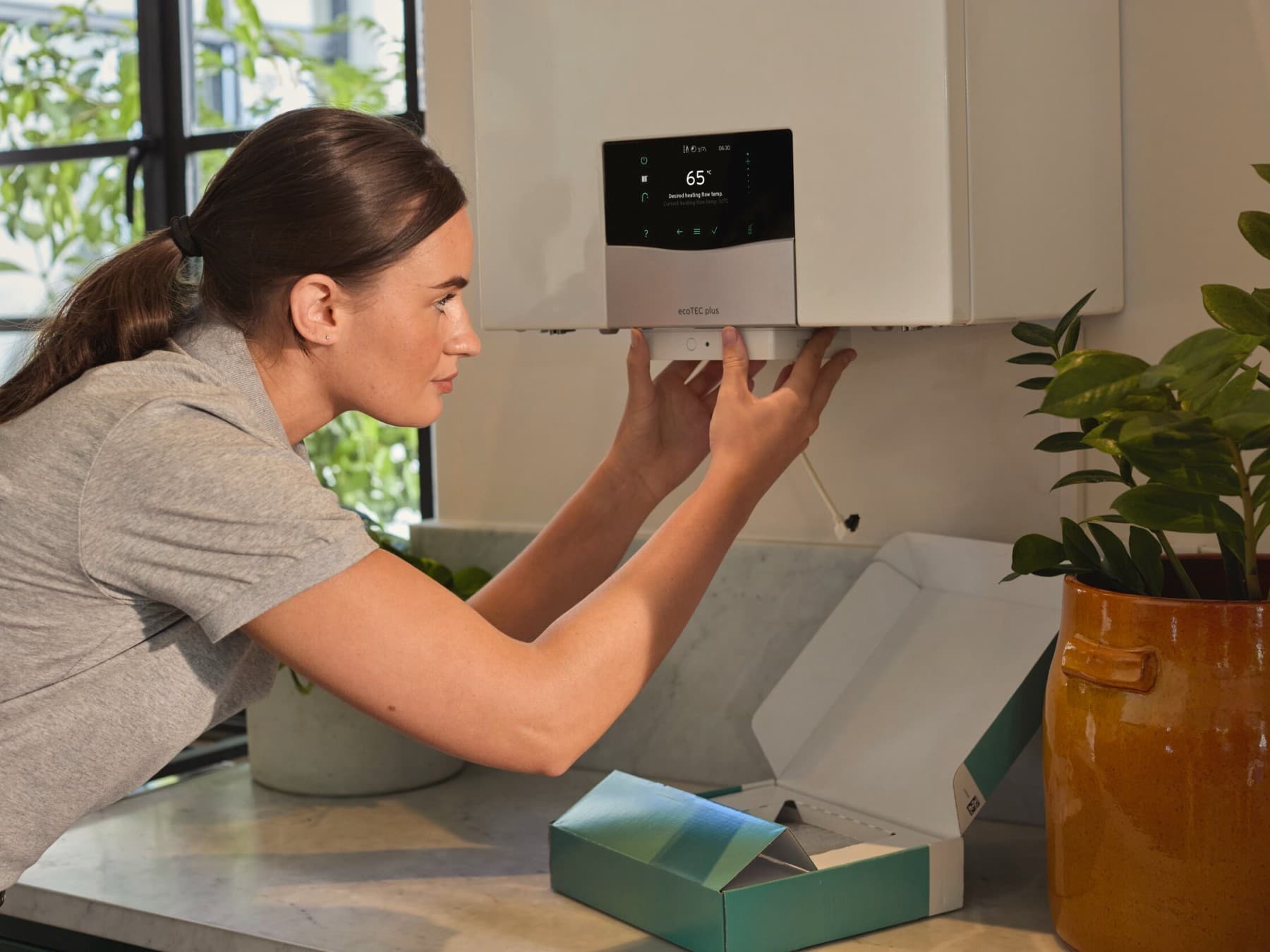 Installateur die aan een ketel werkt