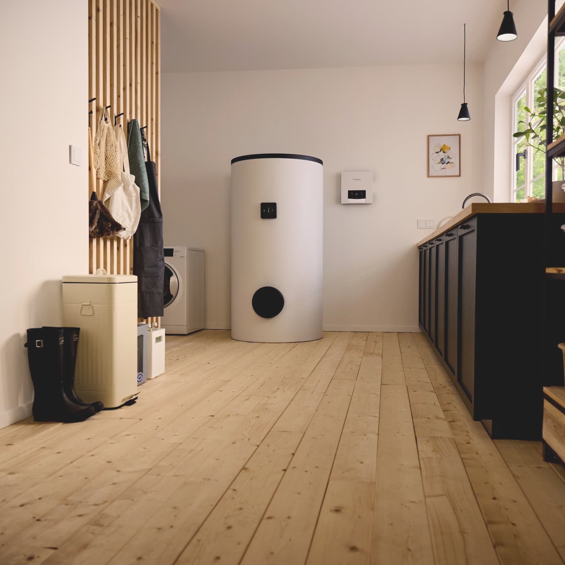 Boiler op een houten vloer