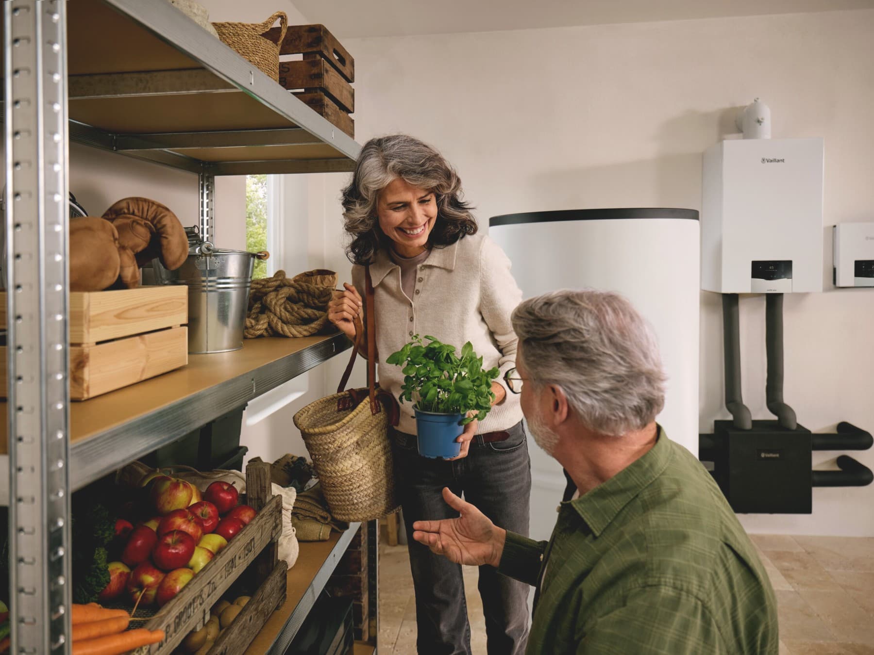 Un homme et une femme dans un débarras