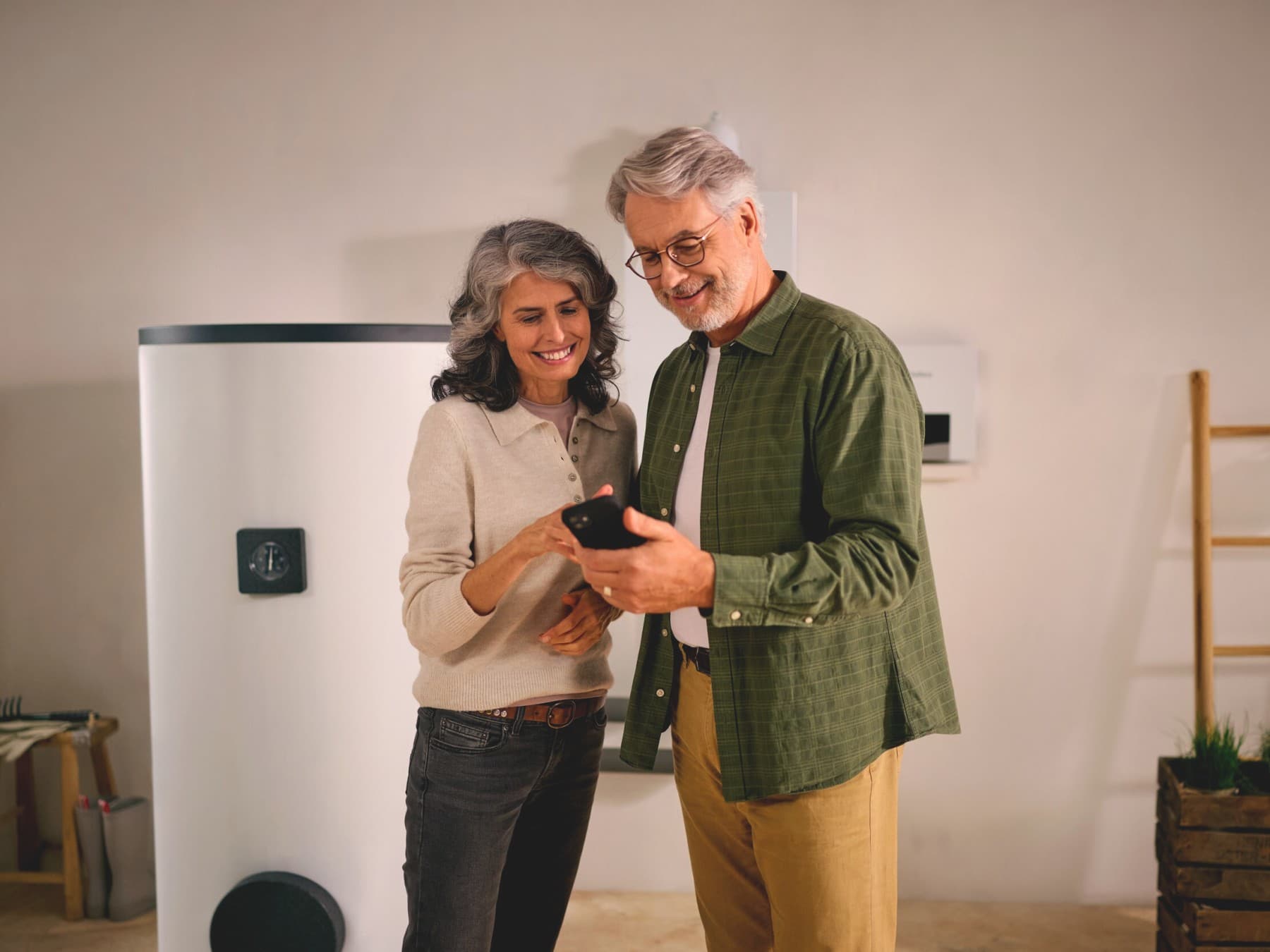 Un homme et une femme consultent ensemble les paramètres sur un smartphone