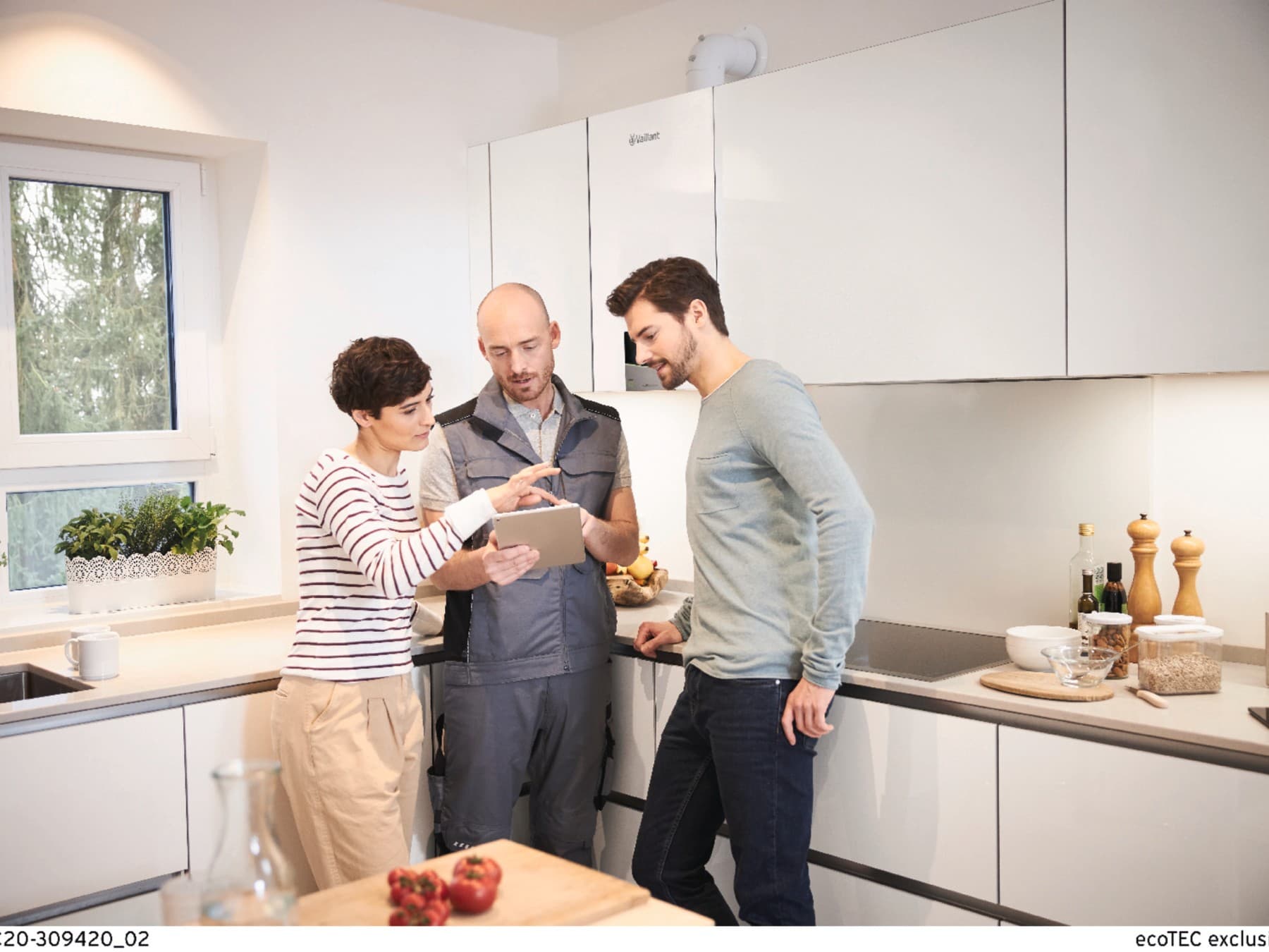 Technicien conseille un couple